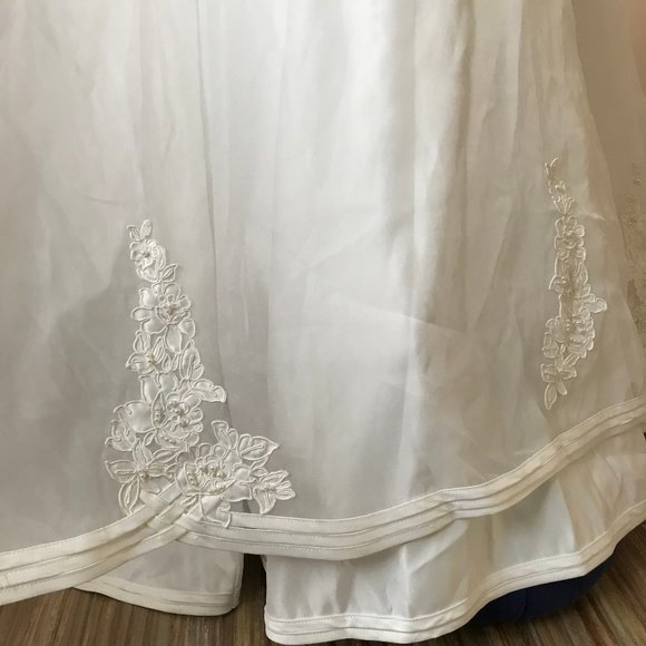 NEW Bridal Dress Cap Sleeve Embellished Satin Bodice Wedding Gown Scallop Train - Picture 5 of 13